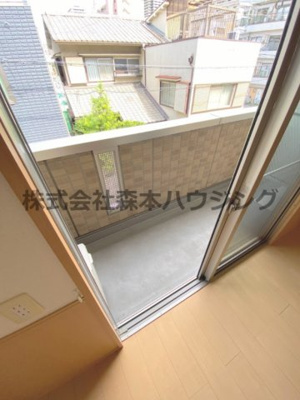 【バルコニー】 | 　リヴェール香里園 | ※同タイプ別室の写真を使用しています。
　設備内容や色調など相違がある場合は実際のお部屋の現状優先となります。