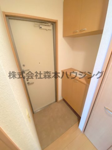 【玄関】 | 　リヴェール香里園 | ※同タイプ別室の写真を使用しています。
　設備内容や色調など相違がある場合は実際のお部屋の現状優先となります。