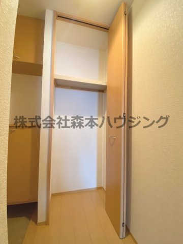 【収納】 | 　リヴェール香里園 | ※同タイプ別室の写真を使用しています。
　設備内容や色調など相違がある場合は実際のお部屋の現状優先となります。