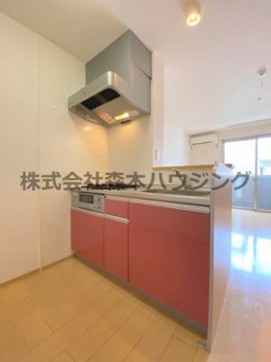 【キッチン】 | 　リヴェール香里園 | ※同タイプ別室の写真を使用しています。
　設備内容や色調など相違がある場合は実際のお部屋の現状優先となります。