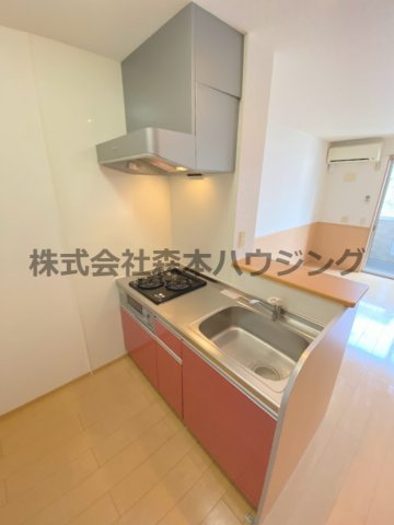 【キッチン】 | 　リヴェール香里園 | ※同タイプ別室の写真を使用しています。
　設備内容や色調など相違がある場合は実際のお部屋の現状優先となります。