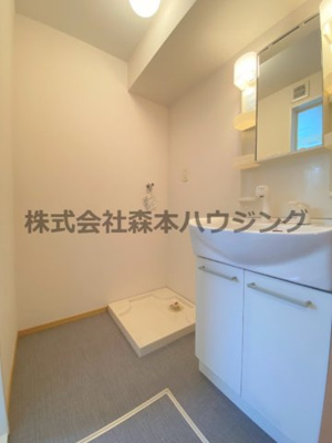【洗面所】 | 　リヴェール香里園 | ※同タイプ別室の写真を使用しています。
　設備内容や色調など相違がある場合は実際のお部屋の現状優先となります。
