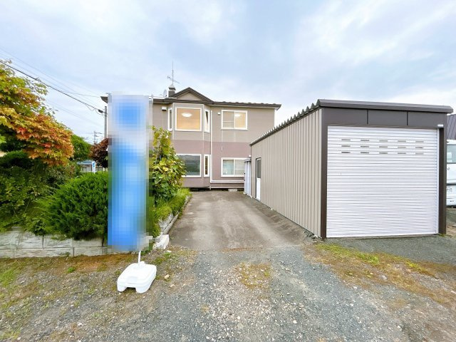 常呂郡訓子府町末広町１２６番地　中古売家の駐車場|【現況】駐車場写真です。車庫1台と前面1台駐車可能です。
