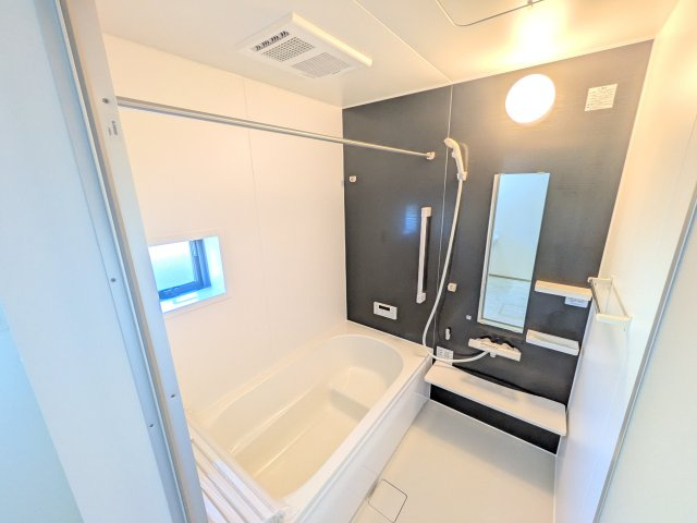 つくば市高野台3丁目10番　新築戸建　B号棟の浴室|1坪タイプのゆったりとしたバスルームは浴室暖房換気乾燥機付きで、どんな季節でも快適なバスタイムを満喫出来ます♪
窓付きで明るく開放的なところも良いですね！