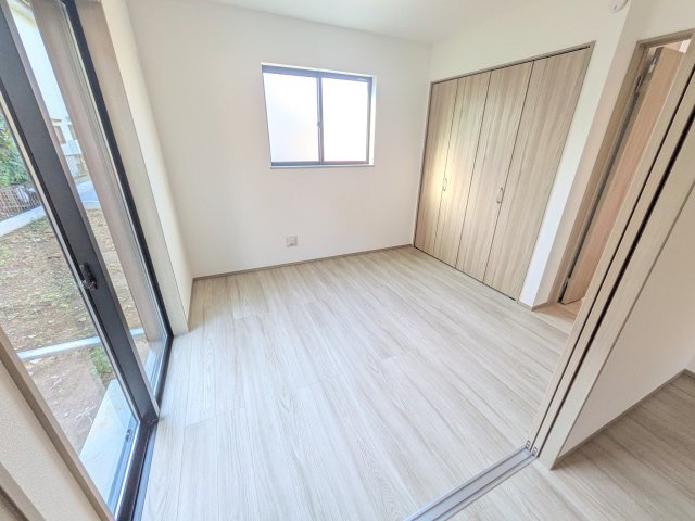 つくば市高野台3丁目10番　新築戸建　B号棟の洋室|リビングと繋がる多目的スペース。引き戸を開ければ広々LDK、閉じれば客間や書斎、お子様の遊び場に早変わりします。