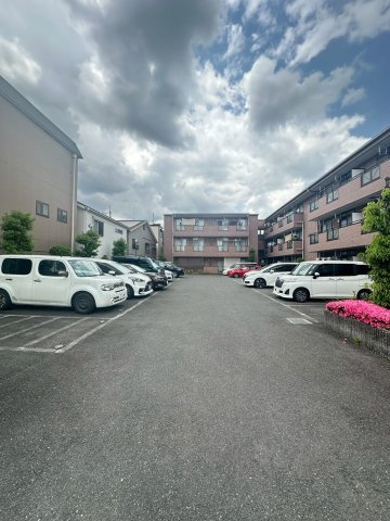グランドール八光の駐車場