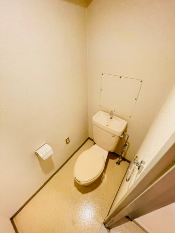 大阪市淀川区東三国２丁目の賃貸マンションのトイレ
