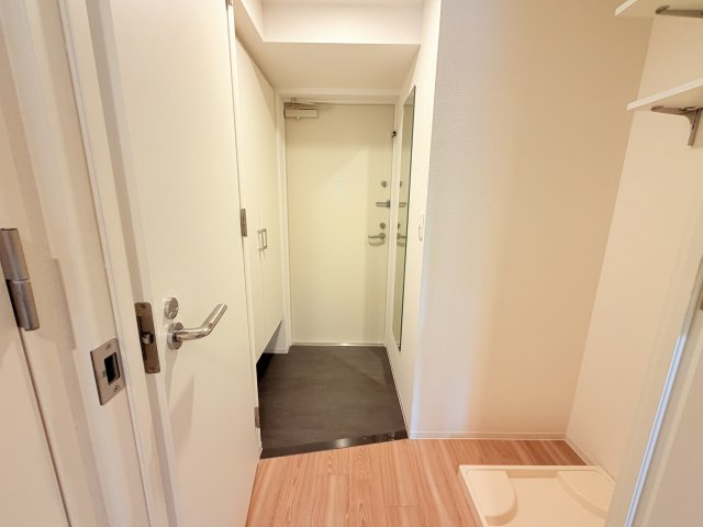 セレニテ西元町アリエの玄関