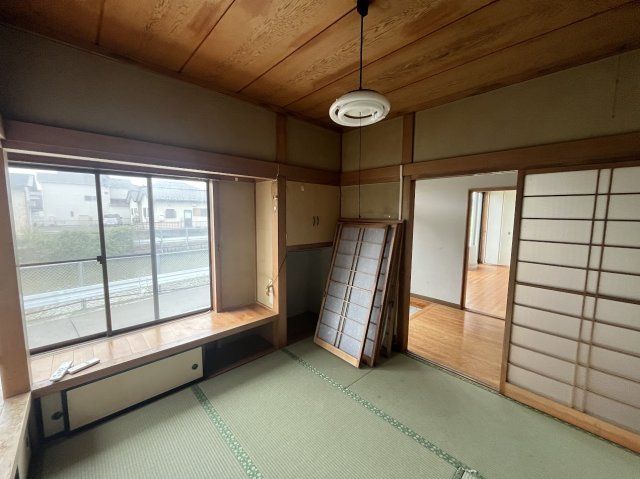 岩沼市藤浪の和室|出窓から光が差し込む、落ち着いた雰囲気の伝統的な和室です。