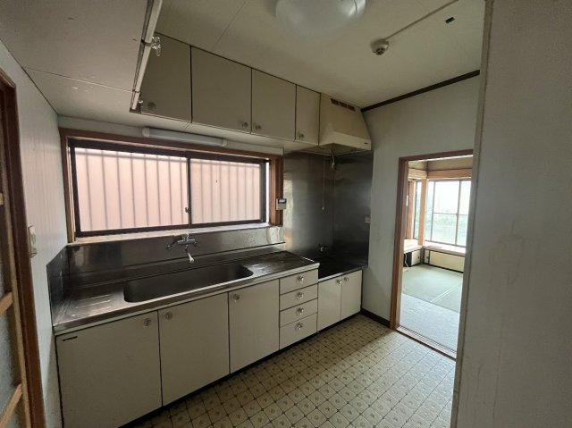 岩沼市藤浪のキッチン|窓が大きく明るいキッチン！お好みのシステムキッチンへの新調など、DIYやリフォームのベースに一押しです。