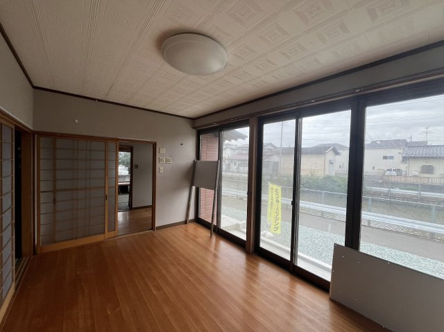 岩沼市藤浪の洋室|圧倒的な開放感と、部屋の奥までしっかり光が届く明るい設計が魅力です。