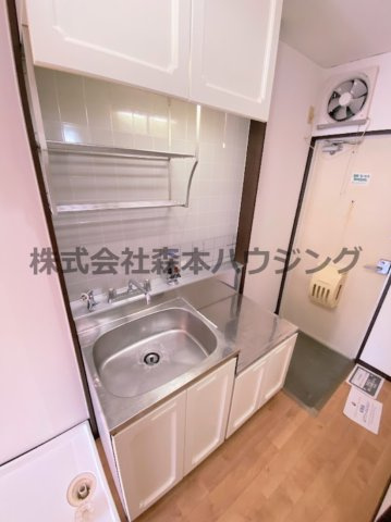 【キッチン】 | 　パークプラザA棟 | ※同タイプ別室の写真を使用しています。
　設備内容や色調など相違がある場合は実際のお部屋の現状優先となります。