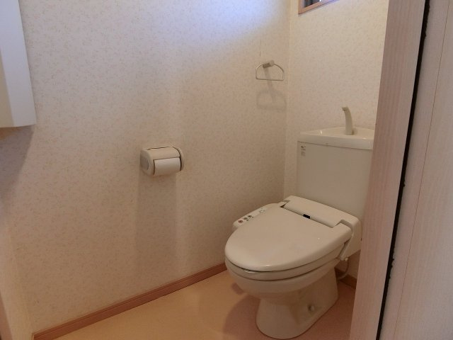 カドルのトイレ|温水洗浄便座付のトイレには喚起や採光が取れる窓付きです♪