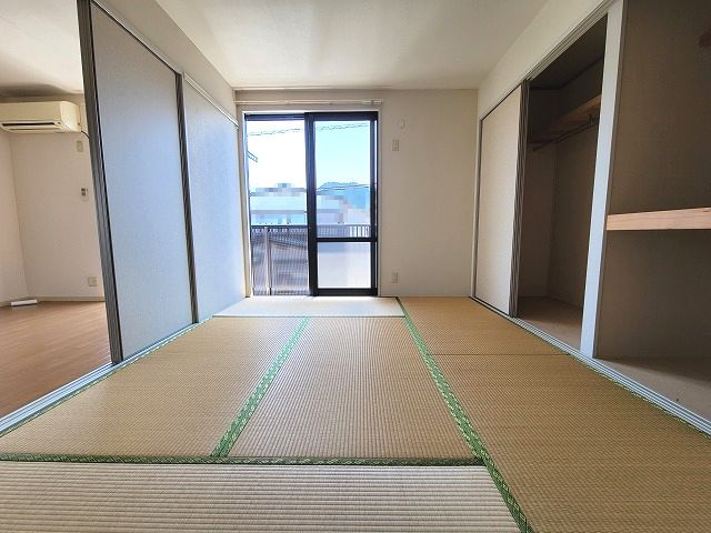 ルピナスKの和室|※間取り反転の場合あり、内装が若干異なる場合がございます