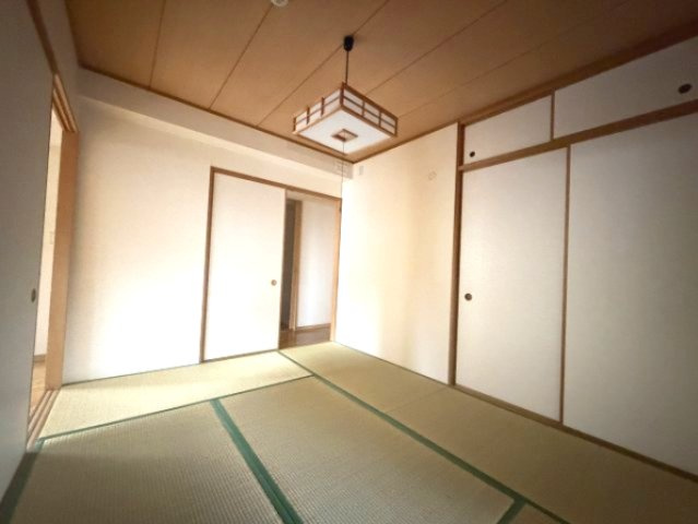 ルピナス日野壱番館の和室|窓には格子もあるのでお子様も安心！