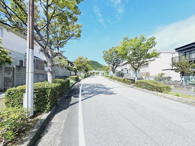 高倉台１丁目土地の前面道路含む現地写真|北側道路幅員約16.1m公道に間口約10.2m接面