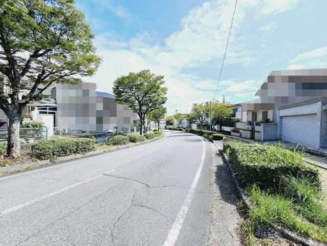 高倉台１丁目土地の前面道路含む現地写真|北側道路幅員約16.1m公道に間口約10.2m接面