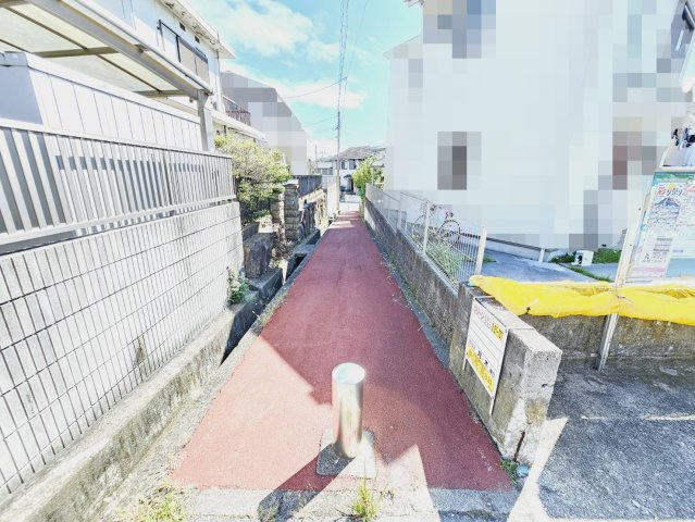 高倉台１丁目土地の前面道路含む現地写真|南側道路は建築基準法道路ではありません