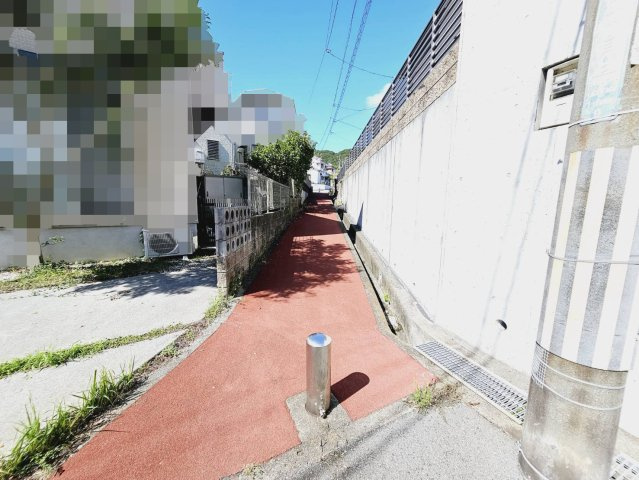 高倉台１丁目土地の前面道路含む現地写真|南側道路は建築基準法道路ではありません