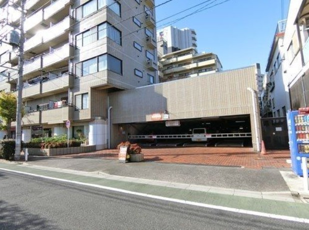 グリーン大山東館の駐車場