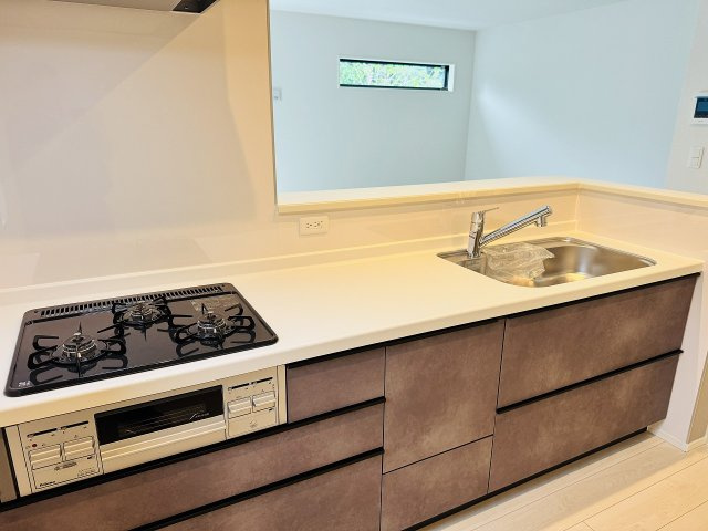 八王子市　兵衛　新築一戸建てのキッチン|～３口コンロと広い調理台でお料理が捗ります～