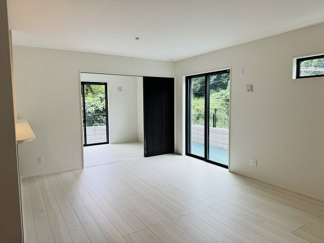 八王子市　兵衛　新築一戸建ての居間・リビング|～16.37帖の明るいLDKで、家族団欒の時間をお過ごしいただけます～