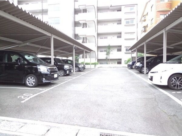 ベルハイツ司の駐車場