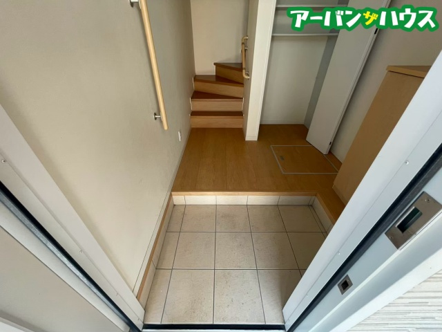 ウィステリア学南 B棟の玄関