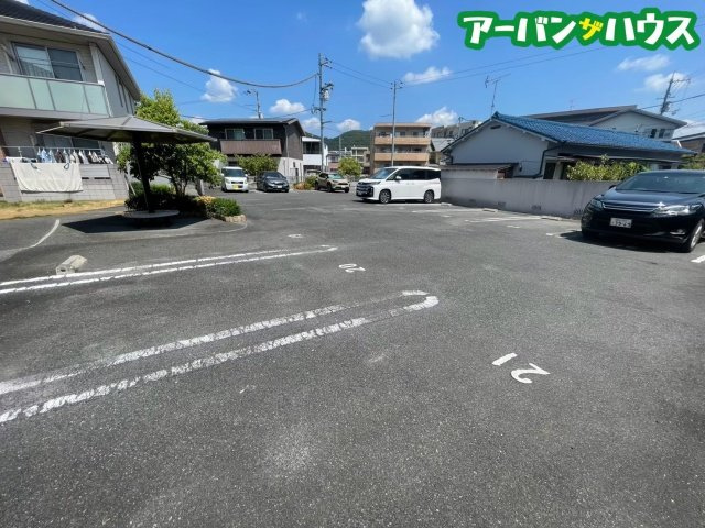 ウィステリア学南 B棟の駐車場