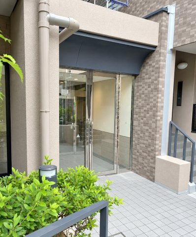 メゾン花屋敷東のエントランス