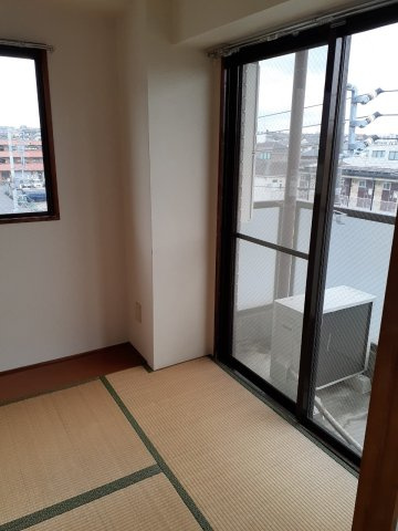 シャトルビルの和室