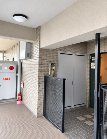 白鷹甲子園マンションの玄関|門扉付きの専用ポーチ付き玄関スペースです。