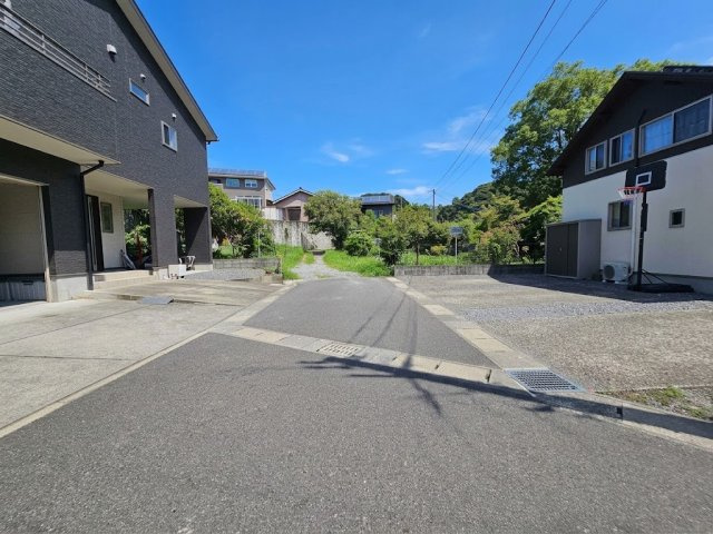 山田町3694-1,3696-1　売土地の前面道路含む現地写真