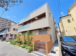 オートロック付で外部からの出入りが簡単にできない為安心です
