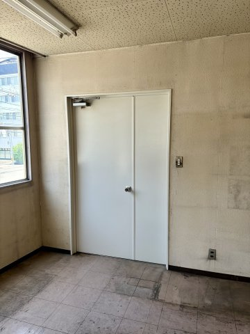 大阪市浪速区塩草３丁目の店舗事務所の玄関