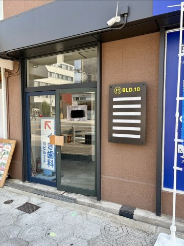大阪市浪速区塩草３丁目の店舗事務所のエントランス