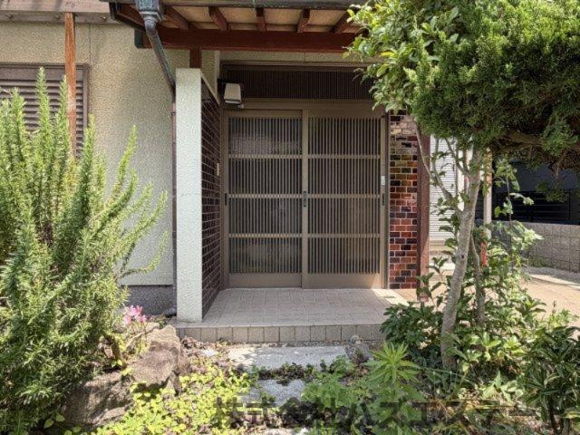 網干区坂上　中古一戸建ての玄関