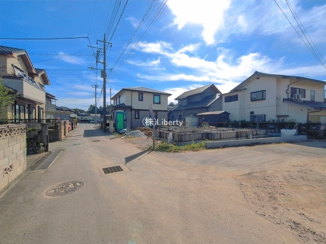 牛久市田宮町32期　新築戸建の前面道路含む現地写真