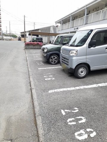 ラフィーネ原田の駐車場