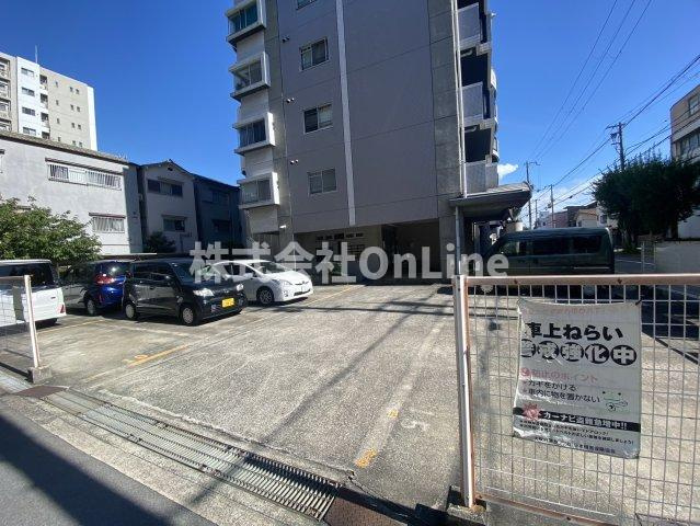 マンション津坂の駐車場