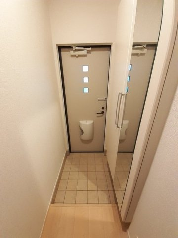 シエロ　カーサ　レイ　弐番館の玄関