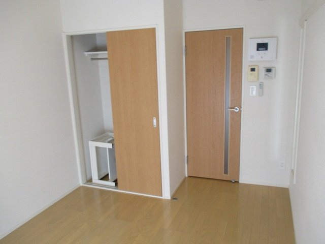 レオパレストレの居間・リビング|1階のみ部屋の間取り・造作が異なっています。