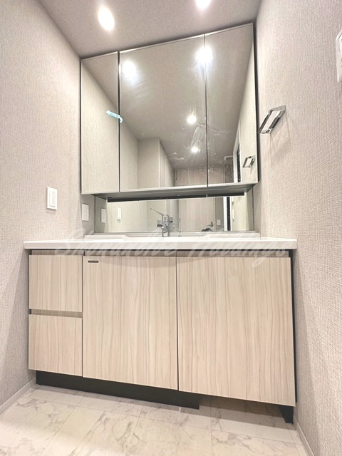 藤沢市藤沢の賃貸マンションの洗面所|明るい洗面所です
