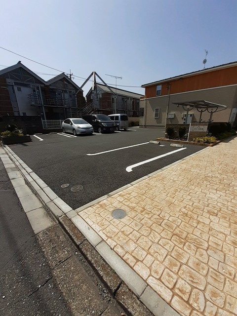 ラフィーネ花之岡の駐車場