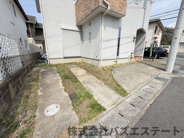 御立東　中古一戸建ての駐車場