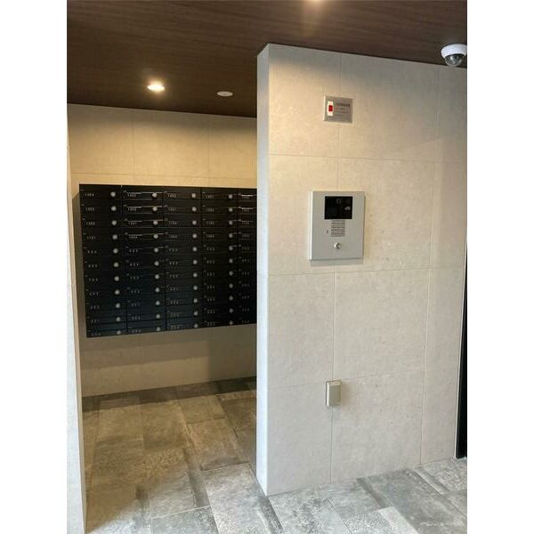 RESIDENCE花畑のエントランス|毎日通るエントランスはこのようになっています☆