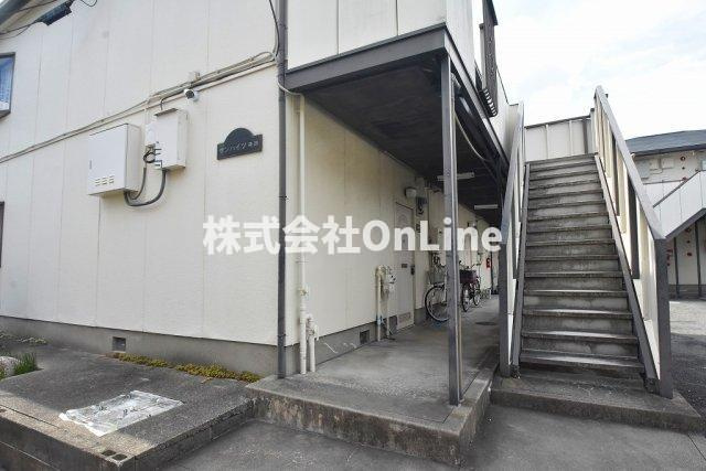 八尾市緑ヶ丘４丁目のアパートのエントランス