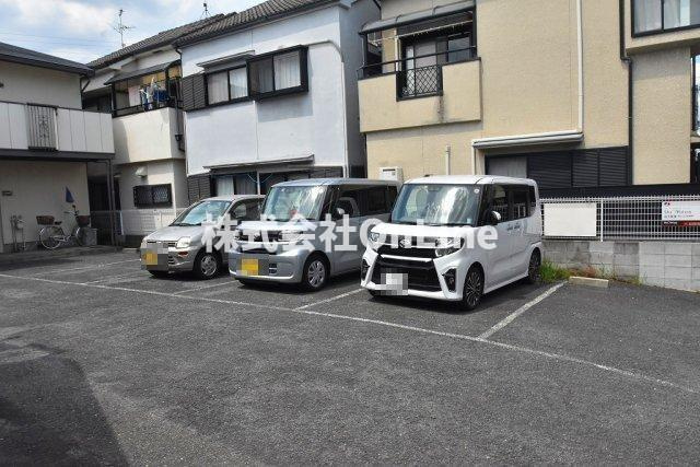 八尾市緑ヶ丘４丁目のアパートの駐車場