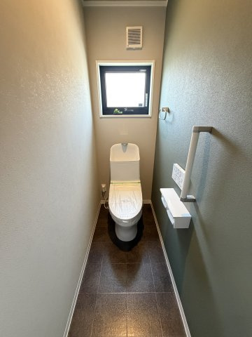 姫路市大津区長松の中古一戸建のトイレ
