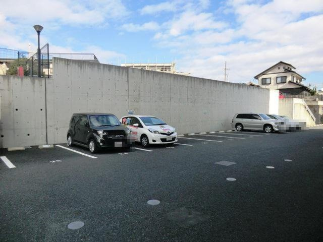 東新町 カーサエレベートⅡの駐車場